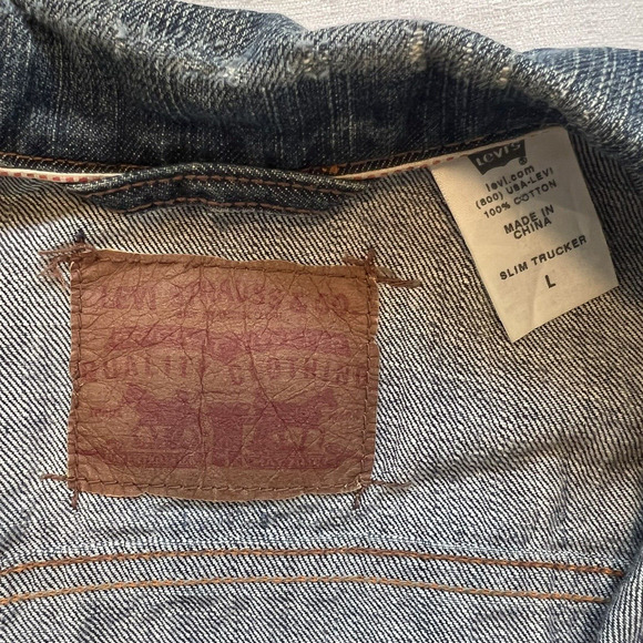 Levis Denim Jean Trucker Jacket Mens Size L Blue Slim Fit Button Front Distress - Picture 3 of 5